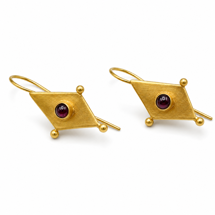 GARNET RHOMBUS — ΚΡΕΜΑΣΤΑ ΣΚΟΥΛΑΡΙΚΙΑ ΑΣΗΜΙ 925 ΜΕ ΕΠΙΧΡΥΣΩΣΗ 18Κ & ΦΥΣΙΚΟ ΓΡΑΝΑΤΗ