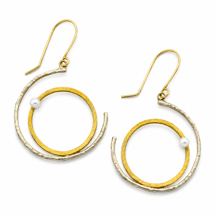 SPIRAL PEARL — ΣΚΟΥΛΑΡΙΚΙΑ ΑΣΗΜΙ 925 TWO-TONE ΜΕ ΦΥΣΙΚΟ ΜΑΡΓΑΡΙΤΑΡΙ