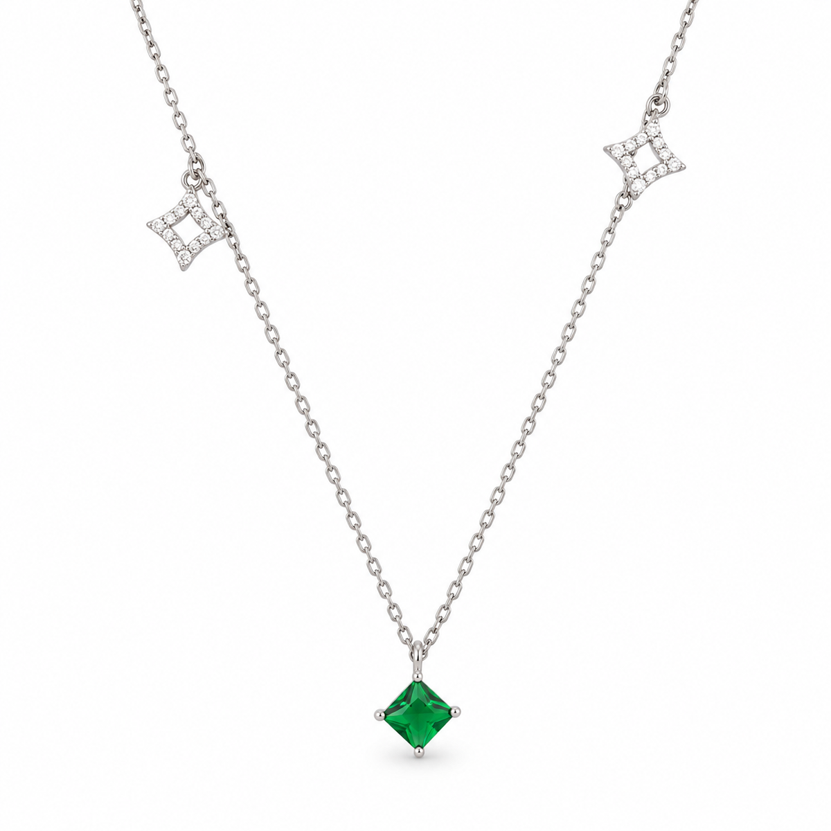 EMERALD DIAMOND CHARM — ΚΟΛΙΕ ΑΣΗΜΙ 925 ΜΕ ΠΡΑΣΙΝΟ ΖΙΡΚΟΝΙΑ ΚΑΙ ΡΟΜΒΟΥΣ