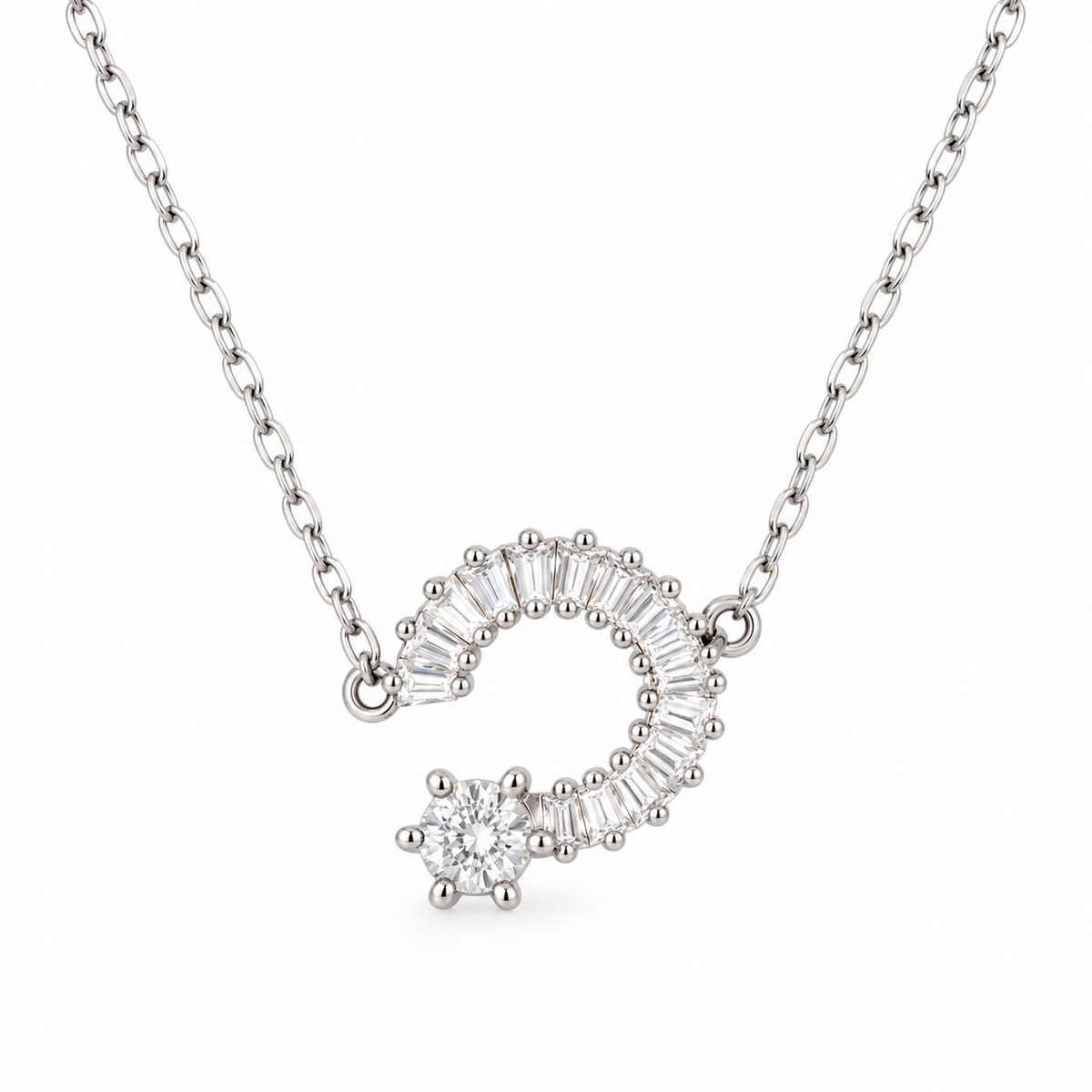 BAGUETTE SWIRL SOLITAIRE — ΚΟΛΙΕ ΑΣΗΜΙ 925 ΜΕ BAGUETTE ΖΙΡΚΟΝΙΑ ΚΑΙ ΚΕΝΤΡΙΚΟ ΠΕΤΡΑΔΙ