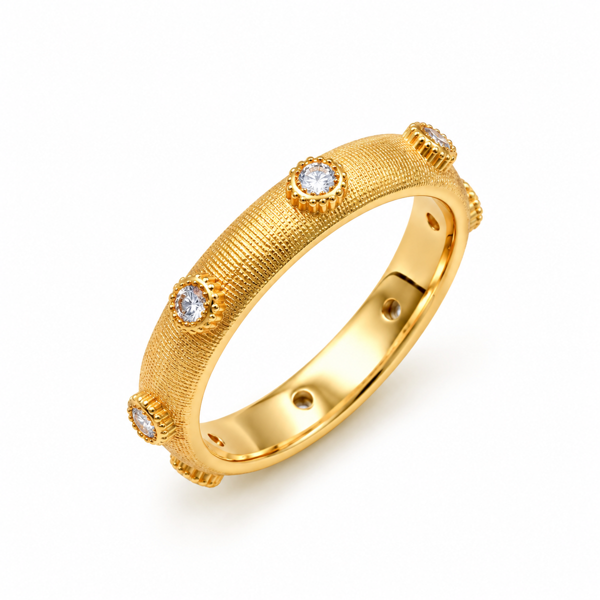 TEXTURED STUDDED BAND — ΔΑΧΤΥΛΙΔΙ ΑΣΗΜΙ 925 ΕΠΙΧΡΥΣΩΜΕΝΟ ΥΦΑΣΜΕΝΟ ΜΕ ΖΙΡΚΟΝΙΑ