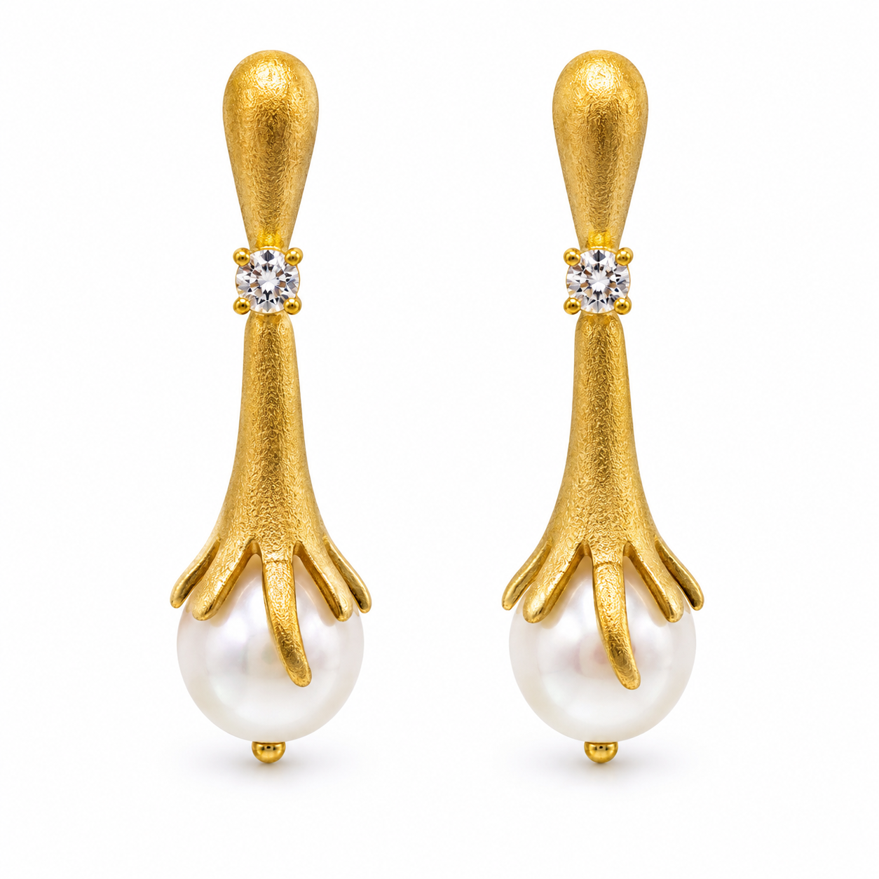 GOLDEN CLAW PEARL — ΚΡΕΜΑΣΤΑ ΣΚΟΥΛΑΡΙΚΙΑ ΑΣΗΜΙ 925 ΕΠΙΧΡΥΣΟ MATTE ΜΑΡΓΑΡΙΤΑΡΙ ΖΙΡΓΚΟΝ