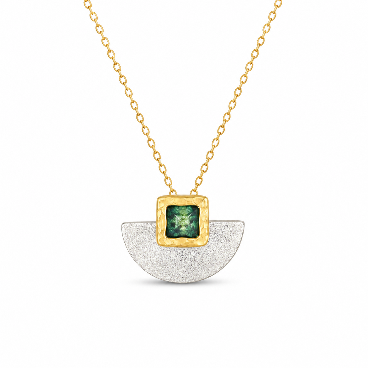 EMERALD GATE — ΚΟΛΙΕ ΑΣΗΜΙ 925 ΔΙΧΡΩΜΟ ΗΜΙΚΥΚΛΙΚΗ ΒΑΣΗ ΜΕ ΠΡΑΣΙΝΟ ΣΜΑΛΤΟ
