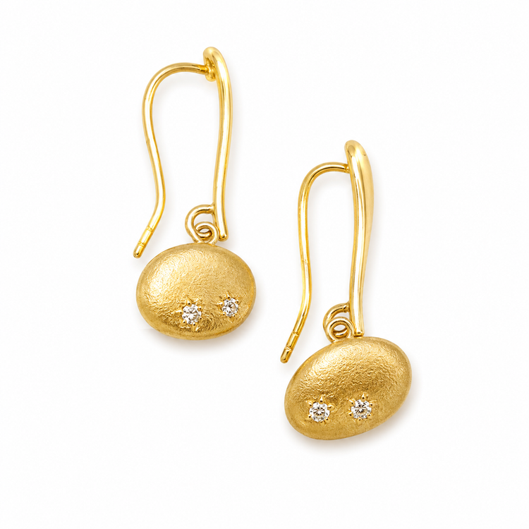 GOLD PEBBLE — ΚΡΕΜΑΣΤΑ ΣΚΟΥΛΑΡΙΚΙΑ ΑΣΗΜΙ 925 ΜΕ ΕΠΙΧΡΥΣΩΣΗ 18Κ & ΛΕΥΚΑ ΖΙΡΓΚΟΝ