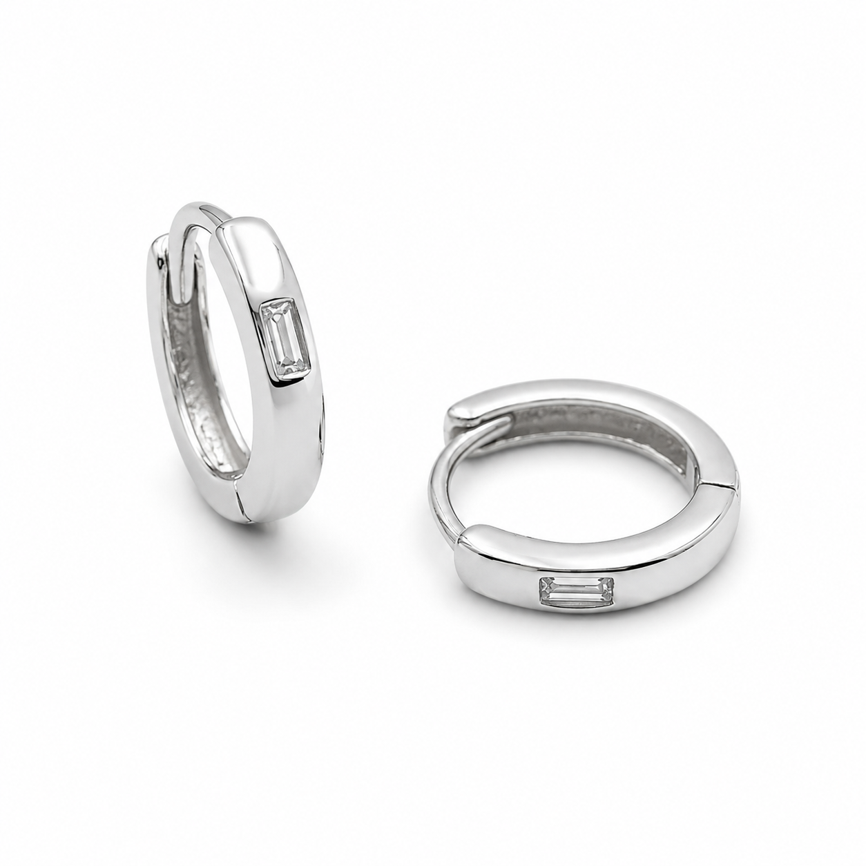 BAGUETTE SILVER HOOPS — ΣΚΟΥΛΑΡΙΚΙΑ ΚΡΙΚΟΙ ΑΣΗΜΙ 925 1ΕΚ ΜΕ ΛΕΥΚΟ ΖΙΡΓΚΟΝ ΜΠΑΓΚΕΤΑ