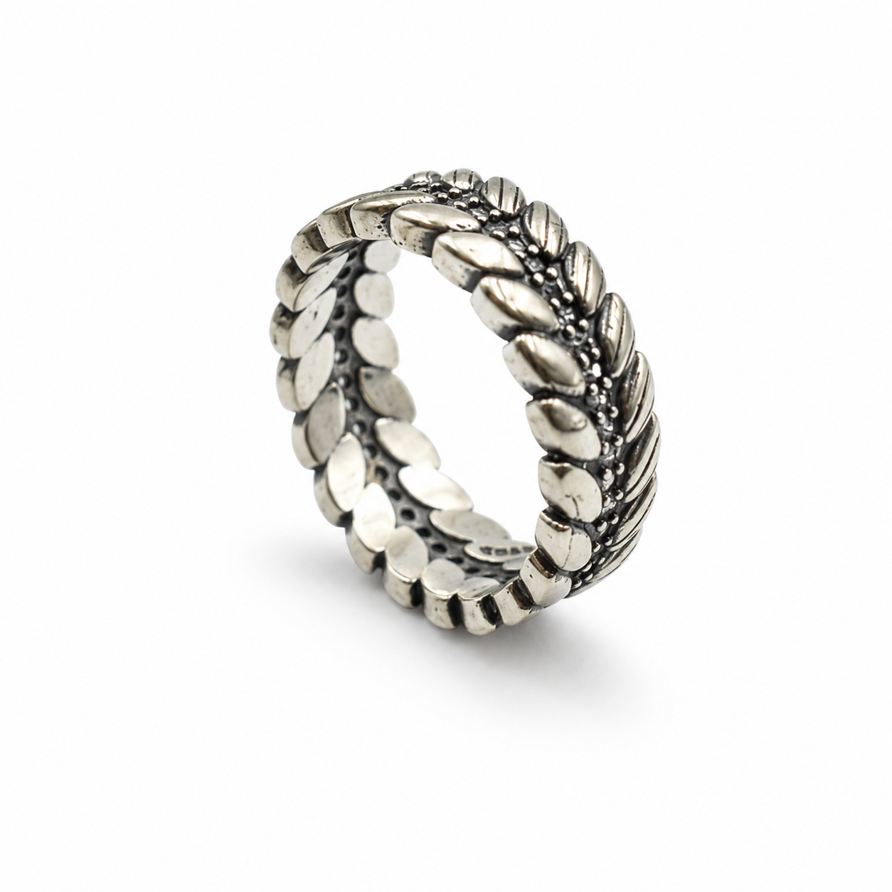 SCALE TEXTURE ETERNITY RING — ΔΑΧΤΥΛΙΔΙ ΑΣΗΜΙ 925 ΟΞΕΙΔΩΜΕΝΟ ΜΕ ΣΧΕΔΙΟ ΛΕΠΙΩΝ