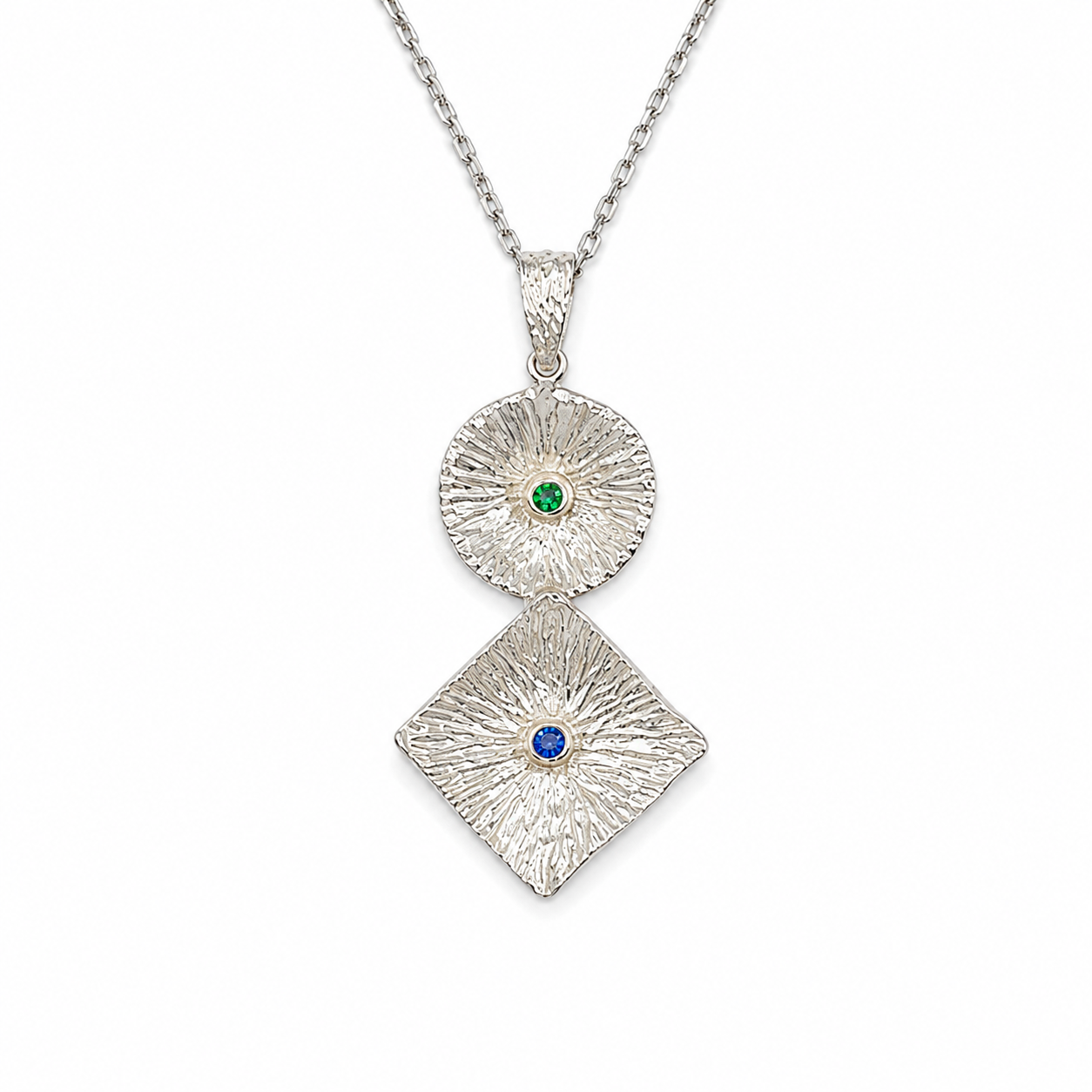 SUNBURST DUO NECKLACE — ΚΟΛΙΕ ΑΣΗΜΙ 925 ΚΥΚΛΟΣ ΚΑΙ ΡΟΜΒΟΣ ΜΕ ΠΡΑΣΙΝΟ ΚΑΙ ΜΠΛΕ ΖΙΡΓΚΟΝ
