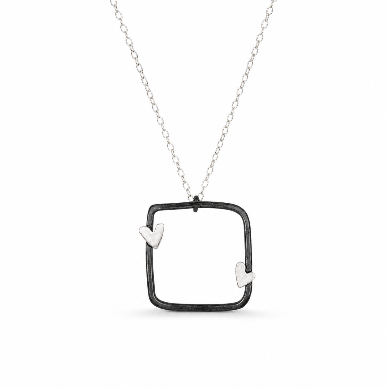 OXIDIZED SQUARE HEART NECKLACE — ΚΟΛΙΕ ΑΣΗΜΙ 925 ΟΞΕΙΔΩΜΕΝΟ ΤΕΤΡΑΓΩΝΟ ΜΕ ΚΑΡΔΟΥΛΕΣ