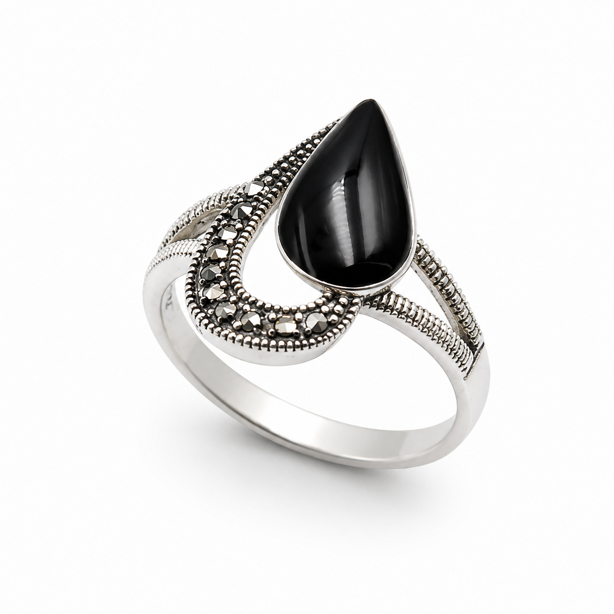 ONYX SWIRL — ΔΑΧΤΥΛΙΔΙ ΑΣΗΜΙ 925 ΜΕ ΜΑΥΡΟ ΟΝΥΧΑ ΚΑΙ ΜΑΡΚΑΣΙΤΕΣ