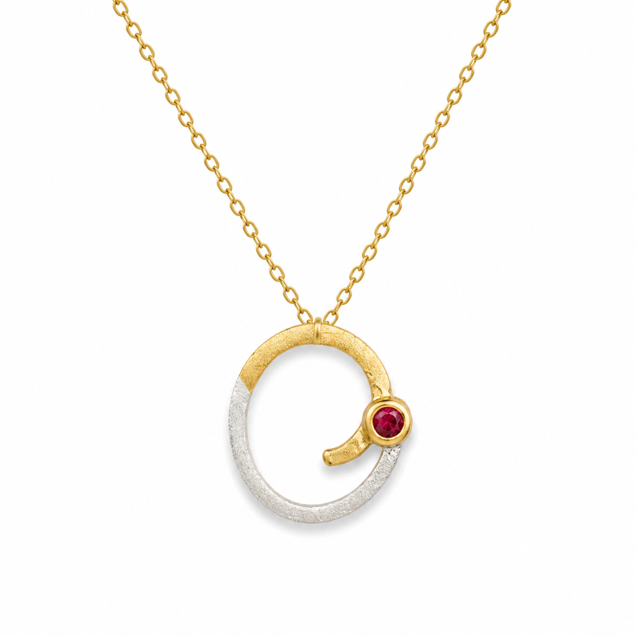 OPEN CIRCLE RUBY — ΚΟΛΙΕ ΑΣΗΜΙ 925 ΔΙΧΡΩΜΟ ΑΝΟΙΧΤΟΣ ΚΥΚΛΟΣ ΜΕ ΓΡΑΝΑΤΗ